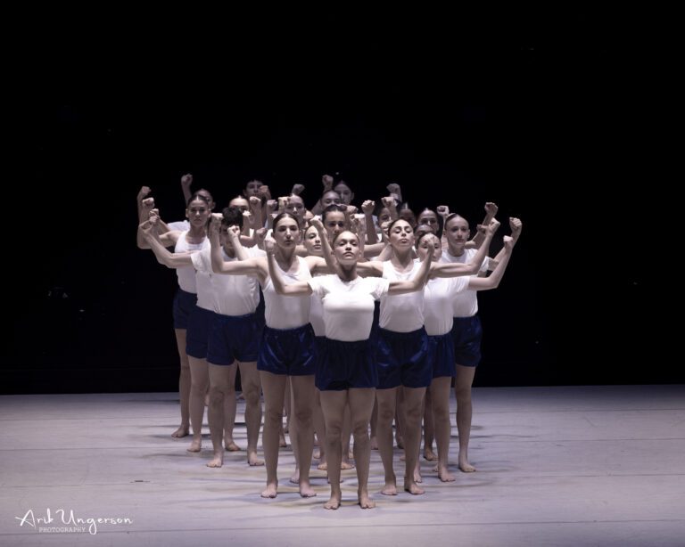 ריקוד קבוצתי על הבמה ריקוד קבוצתי על הבמה