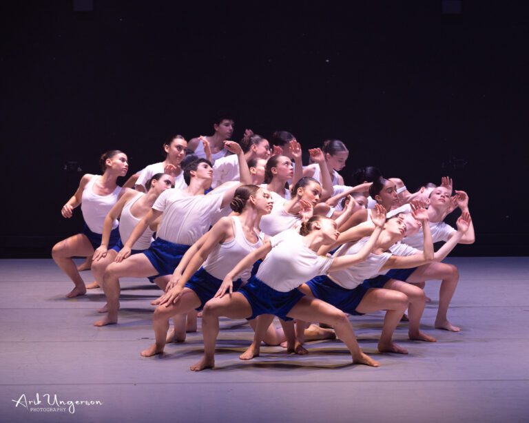 ריקוד קבוצתי על הבמה - אמנות המחול במיטבה ריקוד קבוצתי על הבמה - אמנות המחול במיטבה