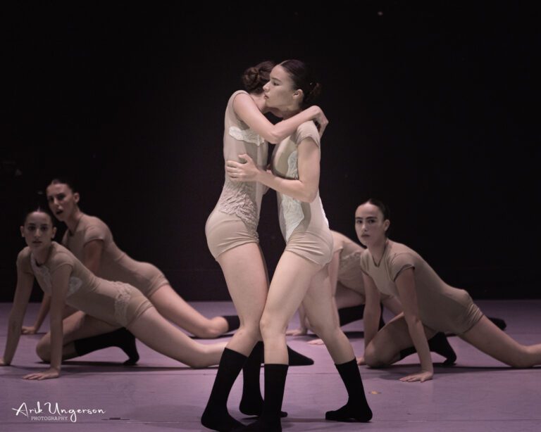 רקדניות מופיעות בריקוד מודרני מרהיב רקדניות מופיעות בריקוד מודרני מרהיב