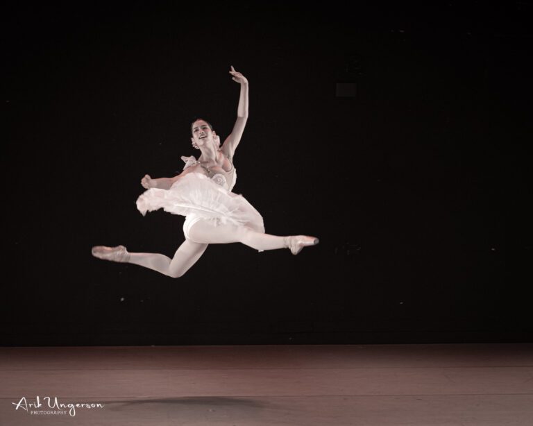 רקדנית בהופעת בלט על הבמה רקדנית בהופעת בלט על הבמה