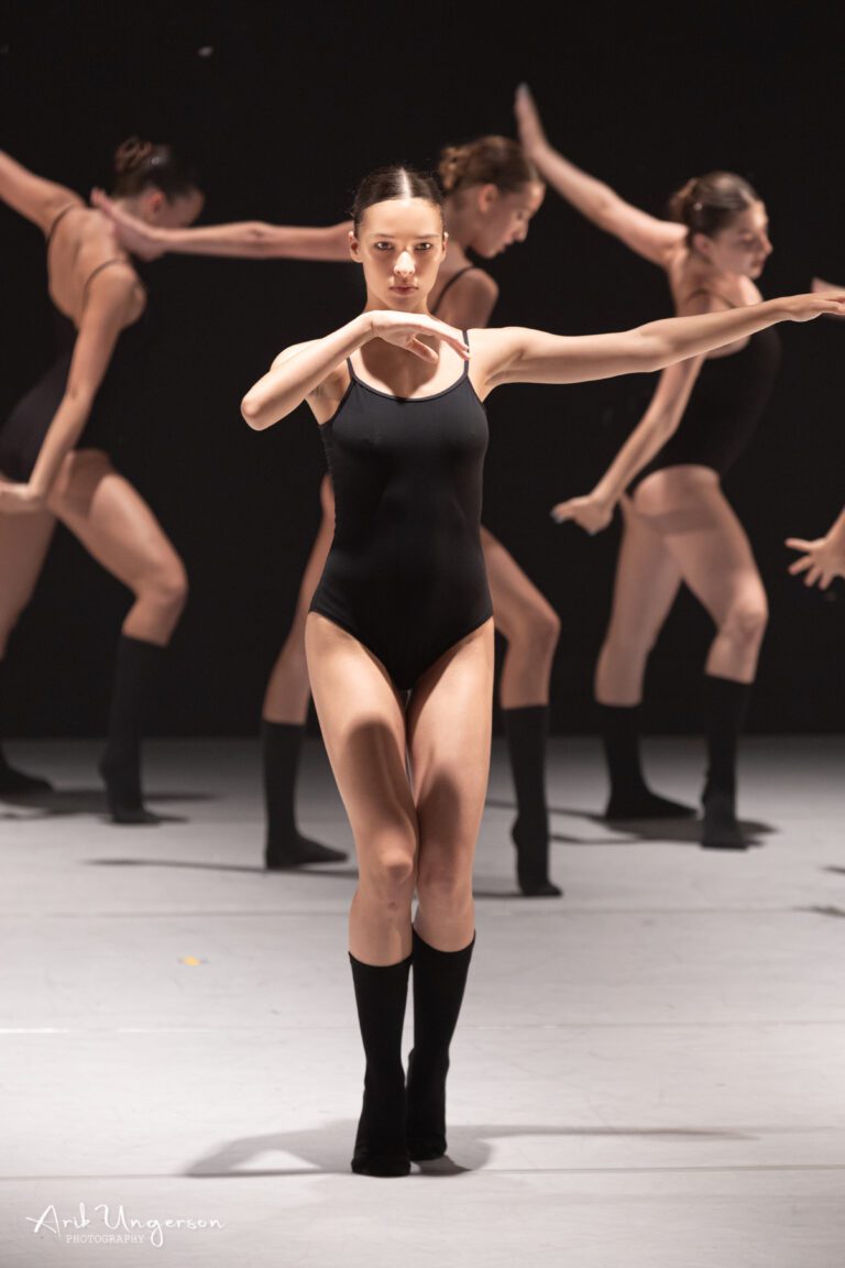 רקדנית בהופעת ריקוד מודרני רקדנית בהופעת ריקוד מודרני